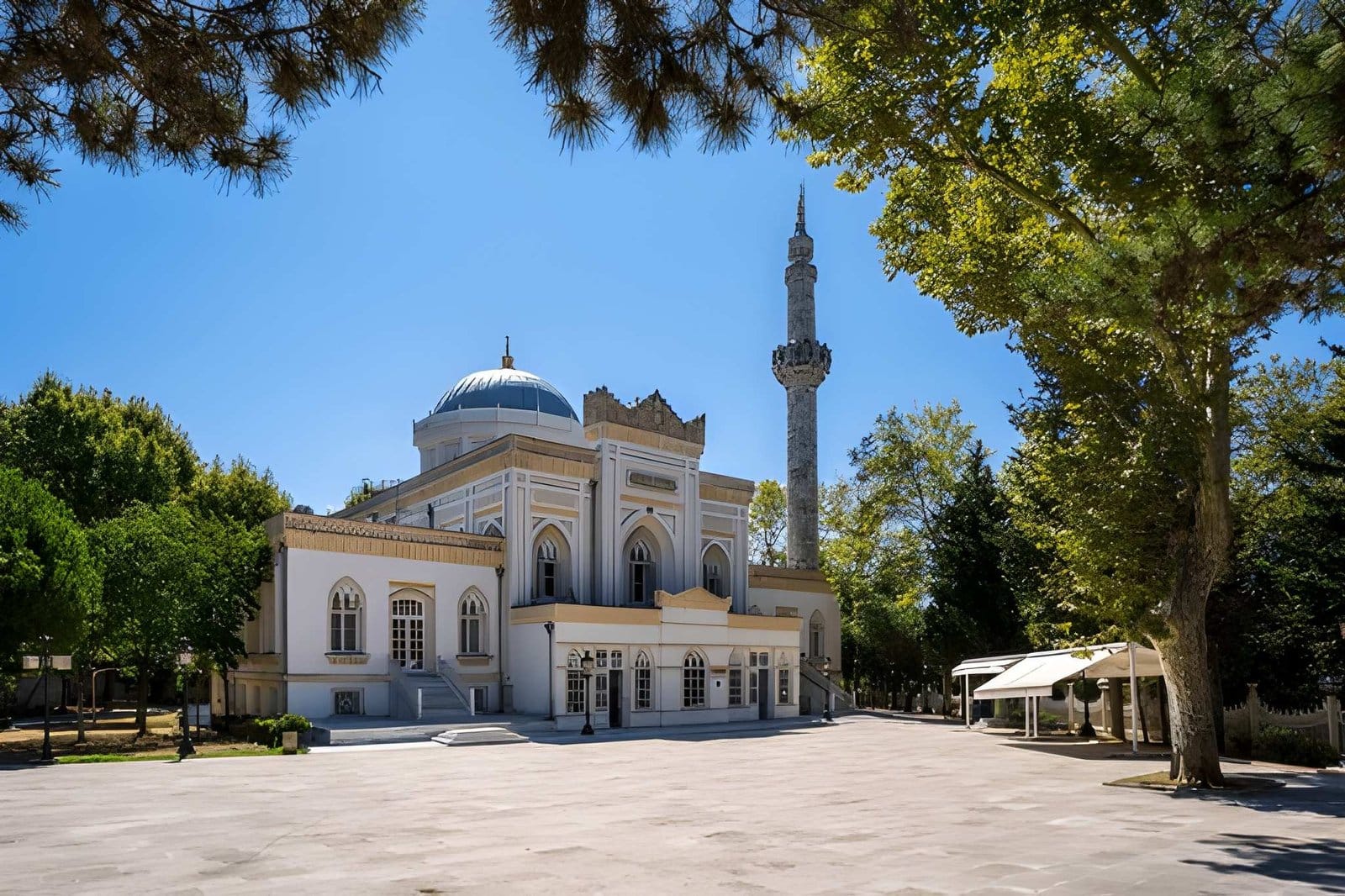 Breadcrumb navigasyon yapısı ve site içi linkleme yönetimi.