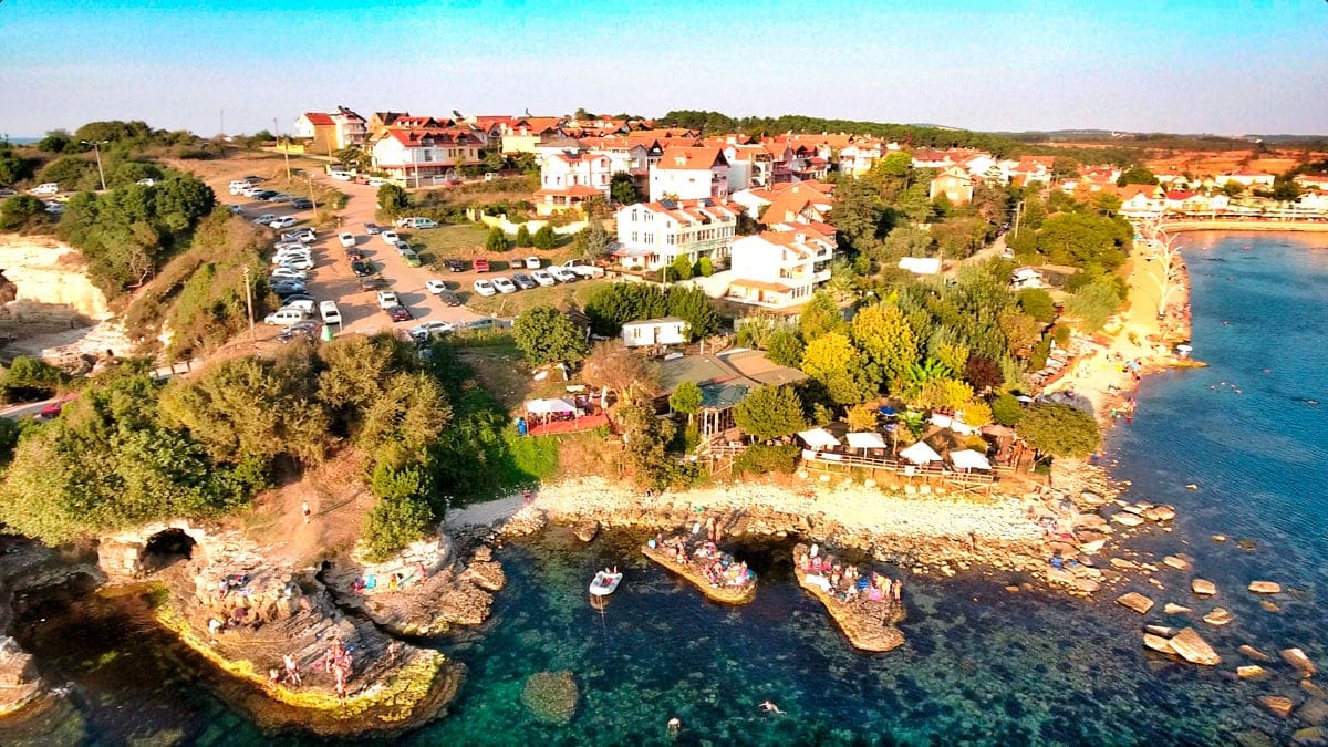 Kandıra’da bulunan İnanılmaz Sahiller bölgesindeki doğal plajların etkileyici manzarası ve yaz sezonu görünümü