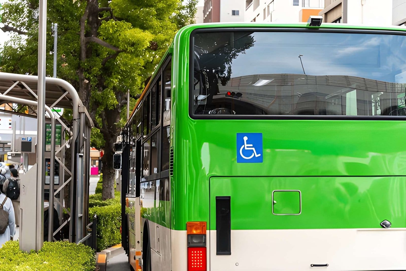 Kandıra otobüs saatleri tablosuna bakan bir yolcu ve dijital dünyada Tasarimclick SEO hizmetleri